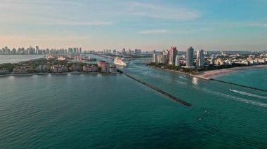 Gemi Miami sahil limanından ayrılıyor. Skyline panorama. Miami Limanı. Miami limanı marinası. Miami manzaralı hava manzarası. Güney sahili hava günbatımı. Güney Sahili 'nde deniz manzarası..