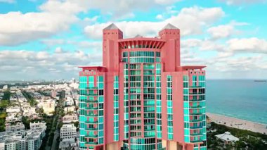 Miami, Florida 'da bir apartman. Apartman dairesi. 4K görüntü. Miami 'nin gökdelen mimarisi. Miami South Beach lüks apartman manzaralı. Miami gökdeleninde hava durumu.