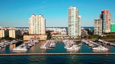 Lüks Miami Florida manzarası. Yaz tatili. Marina rıhtımı. Miami South Beach marinası. Lüks Güney Sahili marinası. Miami güney sahili manzaralı. Lüks bir yat limanında. Lüks yaşam tarzı..