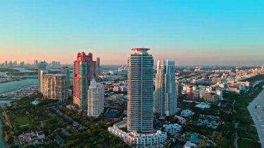 Miami South Sahili 'nde gün batımı. Gün doğumunda gökdelen şehir manzarası. Günbatımı şehir hava manzarası. Miami 'de lüks bir gökdelen. Florida 'da gün doğumu. Gün batımında şehir silueti. Havadan şehir manzarası.