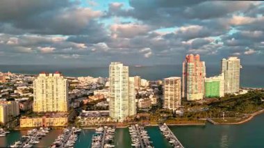 Havacılık Miami marinası. Lüks hava günbatımı. Güney noktası. Miami 'nin gökdelen mimarisi. Miami güney sahili hava günbatımı. South Pointpark 'taki gökdelen. Lüks otel gökdeleni.