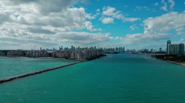 İHA 'dan Miami lüks silueti. Miami panorama, Florida. Fisher Adası 'nın panoramik manzarası. Hava görüntüleri. Lüks bir hayat. Fisher Adası hava manzaralı. Fisher adasının Panorama hava aracı görüntüsü.