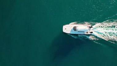 Yat üstü manzarası. Sürat teknesi denizde yüzüyor. Yat limanına giden tekne. Yelkencilik ve yat turizmi. Deniz yolculuğu. Lüks bir yaşam tarzı. Yaz tatili. Havadan açık deniz botu. Denizde yelken açmak.