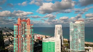 Miami güney sahili hava günbatımı. South Pointpark 'taki gökdelen. Lüks otel gökdeleni. Havadan Miami plajı. Lüks hava manzarası. Güney noktası. Miami 'de gökdelen mimarisi. Uzaklaştır.