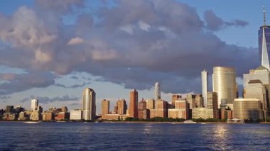 Manhattan New York Şehri, New York. New York Manhattan 'da hava karardığında zaman turu başlar. New York 'ta günbatımı Aşağı Manhattan Finans Bölgesi Hudson Nehri' nde. New York 'tan sevgilerle..