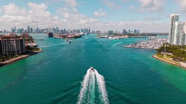 Miami Kanalı 'ndaki tekne ya da yat Florida' daki kargo limanına giriyor. Güney sahili ve balıkçı adasını geçiyor..