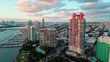 Yat limanında tekneler. Yaz tatili. Marina hava manzarası. Yat limanı. Lüks güney sahil marinası. Güney sahilindeki Miami gökdeleninde. Lüks bir yat limanında. Lüks bir hayat. Miami lüks marinası.