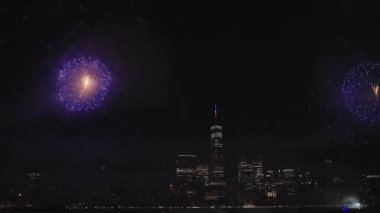 Flashing Fireworks ile New York City Skyline Manhattan. New York Manhattan havai fişekleri. New York Havai fişekleri Manhattan üzerinde. 4 Temmuz Havai fişekleri. Bağımsızlık Günü