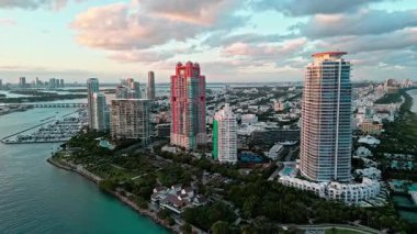 Lüks hava günbatımı. Güney noktası. Miami 'nin gökdelen mimarisi. Miami güney sahili hava günbatımı. South Pointpark 'taki gökdelen. Lüks otel gökdeleni. Havadan Miami plajı. Gün batımı manzarası.