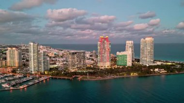 Lüks otelde yaz tatili. Lüks Güney Sahili marinası. Lüks bir yat. Miami güney sahili manzaralı. Yat kulübü. Marina Miami, Florida 'da. Özel rıhtım. Lüks yatı olan Güney Point Miami marinası.