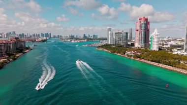 Miami güney sahili manzarası. Havadan panoramik görüntü. Miami limanı ve marina. Lüks marinalı Miami şehri. Lüks gökdelenli deniz marinası. Miami 'de Skyline. Manzaralı hava manzarası. Seyahat ipuçları.