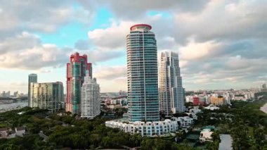 Miami 'de gökdelen mimarisi. Miami güney sahili havalimanı. Yüksek binalar. South Pointpark 'taki gökdelen. Lüks otel gökdeleni. Havadan Miami plajı. Lüks hava manzarası. Güney noktası.