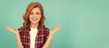 Mutlu kızıl saçlı kadın. Kareli gömlekli kızıl saçlı kadın. Olumlu duygularını ifade et. İzole edilmiş yüz portresi, kopyalama alanı oluşturulmuş pankart