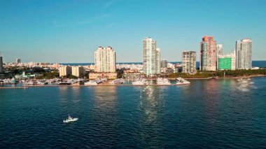 Lüks güney sahil marinası. Güney sahilindeki Miami gökdeleninde. Lüks bir yat limanında. Marina kayıyor. Miami lüks marinası. Yaz tatili. Marina hava manzarası. Yat deniz limanı.