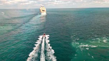Miami turu. Gemi seyahati. Yaz tatilindeki deniz yolculuğunun havadan görünüşü. Gemi turu ve deniz seyahati. Lüks yolcu gemisi yolculuğunun havadan görünüşü. Gemi Miami sahil limanından ayrılıyor. Karayip deniz yolculuğu rotası.