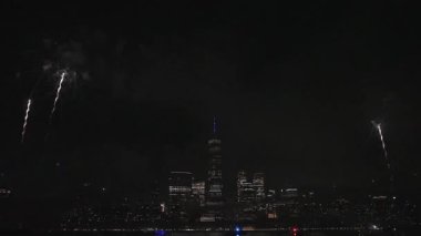 Flashing Fireworks ile New York City Skyline Manhattan. New York Manhattan havai fişekleri. New York Havai fişekleri Manhattan üzerinde. 4 Temmuz Havai fişekleri. Bağımsızlık Günü