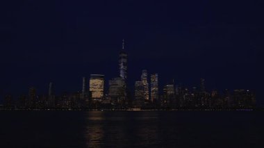 Akşam New York Manhattan 'da. New York 'ta günbatımı Aşağı Manhattan Finans Bölgesi Hudson Nehri' nde. New York 'tan sevgilerle. Manhattan New York Şehri, New York. Manhattan ufuk çizgisi günbatımı manzarası