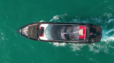 Yat teknesi turu. Lüks tekne yatı. Sürat teknesi denizde. Denizdeki lüks özel yat. Motorlu yat lüks gemi. Tekne motorlu antenleri. Yaz tatili. Hava manzaralı motorlu tekne.