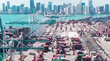 Miami, Florida, ABD - 02 Nisan 2025: kargo konteynırı. Miami Limanı. Konteynır yükleniyor. İhraç ve ithalat. Kargo işi. 4K görüntü. Limanda konteynır ve hava görünümlü kargo hizmetleri.