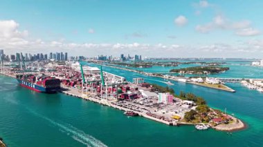 Miami, Florida, ABD - 02 Nisan 2025: kargo konteynırı. Miami Limanı. Konteynır yükleniyor. İhraç ve ithalat. Kargo işi. 4K görüntü. Limanda konteynır ve hava görünümlü kargo hizmetleri.