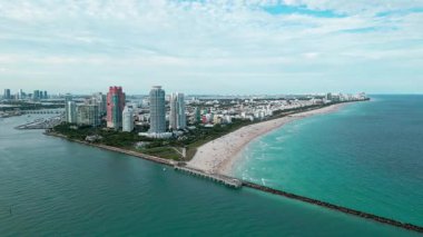 Havadan şehir manzarası manzarası. Miami Güney Sahili lüks mimarisi. Gökdelen şehir manzarasında lüks bir manzara. Şehir merkezinin hava manzarası. Miami 'de lüks bir gökdelen. Gökdelenli şehir silüeti.