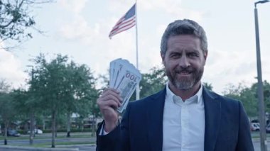 İş parası başarısı. Amerika 'da gümrük. Başarılı finans işadamı. Sermaye akışı. Yatırım başarısı. Erkek tüccarlar nakit saklar. Başarılı bir kazanç. İşadamı para kazanıyor..