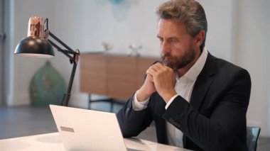 Serbest iş yapma. Erkek ofis yöneticisi. İş adamının internet işi var. İş adamı başarısı. Serbest çalışan adam internette çalışıyor. Çevrimiçi çalışan serbest çalışan. Ofis çalışanı. Ofiste dizüstü bilgisayar kullanan adam.