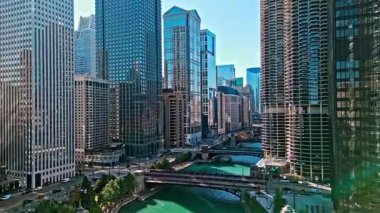 Chicago, ABD - 21 Ekim 2024: Şehir merkezi döngü mimarisi ve nehir. Chicago Nehri Şehri. Chicago şehir merkezi. Gökdelen mimarisi. Chicago şehir manzarası. Gökdelen binalı şehir manzarası.