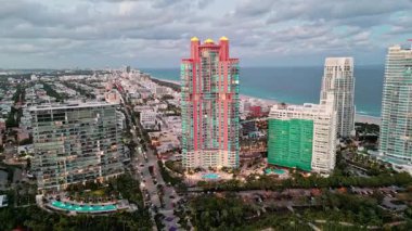 Gece şehri hava manzarası. Miami, Florida 'da lüks bir gökdelen. Akşam günbatımında şehir silüeti. Havadan şehir manzarası. Gece Miami South plajı. Geceleri gökdelen şehri hava manzarası. Miami dönüm noktası.