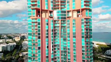 Miami South Beach lüks apartman manzaralı. Miami gökdeleninde hava durumu. Miami, Florida 'da bir apartman. Apartman dairesi. Miami 'nin gökdelen mimarisi.