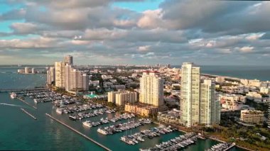 Yat marinası. Lüks yat kiralama. Miami limanı marinası. Yazın lüks bir yat gezisi. Miami limanına yanaşmış bir yat. Marina lüks şehir manzarası. Yatı olan liman. Miami Güney Sahili Marinası.