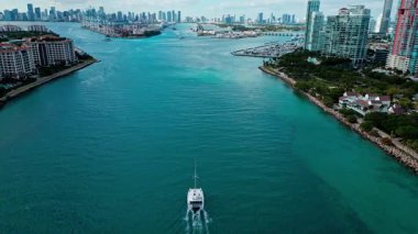 Miami hava manzaralı. Fisher Adası 'nda lüks bir daire. Miami limanı hava görüntüleri. Marinayla lüks gökdelenler. Lüks katamaran. Katamaran Miami limanına giriyor. Miami Limanı.