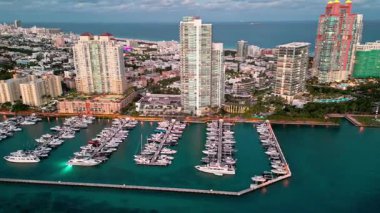 Özel rıhtım. Lüks yatı olan Güney Point Miami marinası. Yaz tatili. Lüks Güney Sahili marinası. Lüks bir yat. Miami güney sahili manzaralı. Yat kulübü. Marina Miami, Florida, ABD.