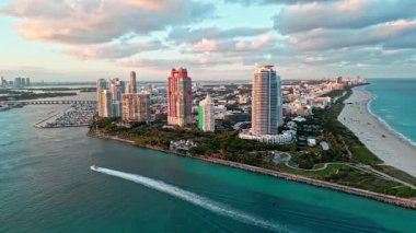 Yaz tatili. Marina hava manzarası. Yat limanı. Lüks güney sahil marinası. Güney sahilindeki Miami gökdeleninde. Lüks bir yat limanında. Lüks bir hayat. Miami lüks marinası.