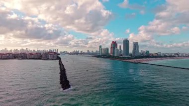 Yaz tatilindeki deniz yolculuğunun havadan görünüşü. Gemi turu ve deniz seyahati. Lüks yolcu gemisi yolculuğunun havadan görünüşü. Gemi Miami sahil limanından ayrılıyor. Miami turu. Gemi seyahati. Çarpıcı bir manzara..