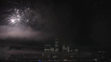 Flashing Fireworks ile New York City Skyline Manhattan. New York Manhattan havai fişekleri. New York Havai fişekleri Manhattan üzerinde. 4 Temmuz Havai fişekleri. Bağımsızlık Günü