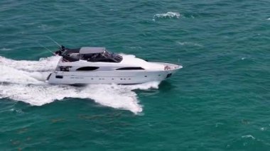 Motorlu yat lüks gemi. Tekne motorlu antenleri. Yaz tatili. Hava manzaralı motorlu tekne. Yat teknesi turu. Lüks tekne yatı. Sürat teknesi denizde. Lüks pahalı deniz yatı. Pahalı gemi..