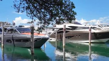 Miami, Florida, ABD - 19 Haziran 2024: Miami yat yarışı. Yazın yat tatili. Deniz marinasında lüks bir karavan yatı. Navigasyon yatı. Miami sahilinde özel lüks bir tekne. Özel hedef.