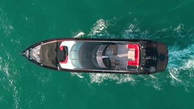 Sürat teknesi denizde. Denizdeki lüks özel yat. Motorlu yat lüks gemi. Tekne motorlu antenleri. Yaz tatili. Hava manzaralı motorlu tekne. Yat teknesi turu. Lüks tekne yatı. Özel bildiri.