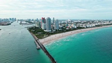 Miami Güney Sahili lüks mimarisi. Gökdelen şehir manzarasında lüks bir manzara. Şehir merkezinin hava manzarası. Miami 'de lüks bir gökdelen, seyahat ediyor. Gökdelenli şehir silueti. Havadan şehir manzarası.