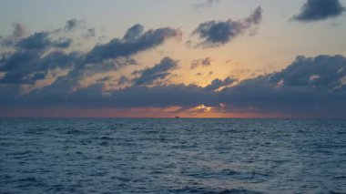 Deniz ufkuyla gökyüzü. Gemiyle Horizon gün doğumu denizi. Gün doğumu deniz manzarası. Romantik yaz tatili deniz manzarası. Deniz batımı ufku. Gün batımı bulutlu gökyüzü. Yaz tatilinde deniz manzarası. Dramatik gökyüzü.