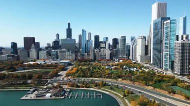 Chicago, Illinois, ABD - 21 Ekim 2024: gökdelen ve iş yerindeki ofis binası. Chicago şehir merkezi gökdeleni. Şehir manzarası havası. Şehir silueti. Chicago şehir parkı. Skyline süpürmesi.