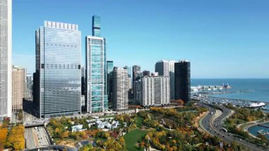 Chicago gökdelen şehri. Şehir manzarası havası. Şehir silueti. Şehir mimarisi Chicago. Chicago şehir parkı. İş bölgesindeki gökdelen ve ofis binası. Şehir dalışı.