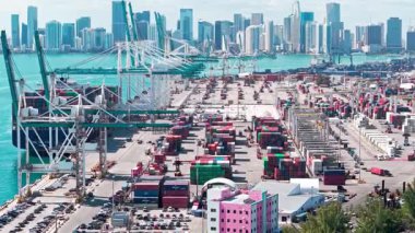 Miami, Florida, ABD - 02 Nisan 2025: kargo konteynırı. Miami Limanı. Konteynır yükleniyor. İhraç ve ithalat. Kargo işi. 4K görüntü. Limanda konteynır ve hava görünümlü kargo hizmetleri.