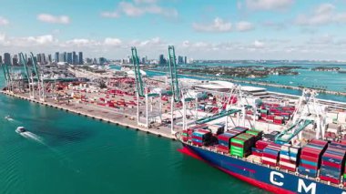 Miami, Florida, ABD - 02 Nisan 2025: ihracat ve ithalat. Kargo işi. Limanda konteynır ve hava manzaralı kargo hizmetleri. Yük konteynırı. Miami Limanı. Konteynır yükleniyor. Kargo bölümü.