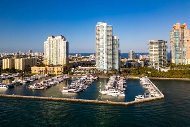 Miami ufuk çizgisinin havadan görünüşü. Miami şehrinin insansız hava aracı görüntüsü. Güney Miami ve okyanus manzarası. Miami silüeti