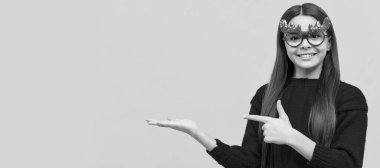 Çocukluk kavramı. kopyalama alanı. Mutlu noeller. Mutlu yıllar. Mutlu çocuk parmağı. Noel çocuğu, stüdyo çocuğu kışın fotokopi çekilen portresi