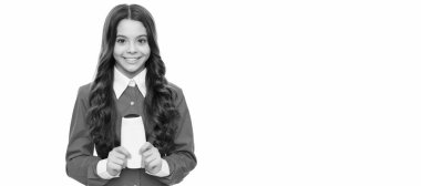 Saç kremi olan çocuk beyaza izole edilmiş. Uzun kıvırcık saçlı. Günlük alışkanlıklar ve kişisel bakım. Çocuk saçı bakımı afişi, fotokopi alanı olan poster başlığı