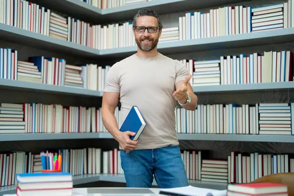 Öğretmenler günü. Okul sınıfında öğretmen öğretmeni. Bilgi, eğitim. Sınıfta ders veren bir adam. Üniversite sınavı. Üniversitede ders veriyorum. Eğitimci öğrenme kursları. Edebiyat okuyorum.