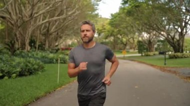 Sporcu koşucu. Sporcu adam antrenman için koşuyor. Sporcu adam koşusu. Koşucu uzun spor koşusunda. Sporcu koşucu dışarıda koşuyor. Spor koşusu. Kaslı adam koşuyor. Sağlıklı yaşam tarzı.